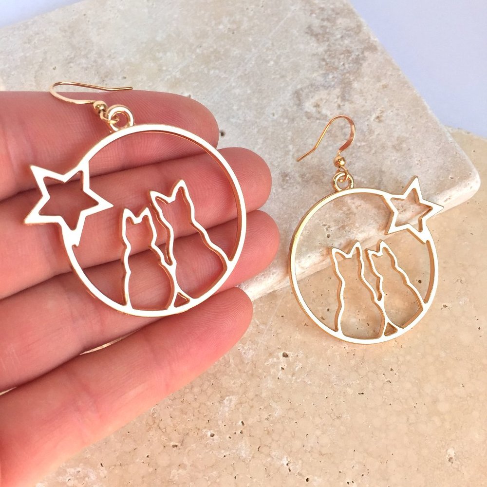 Cat Love gold hoop Earrings - Picture 1 of 4